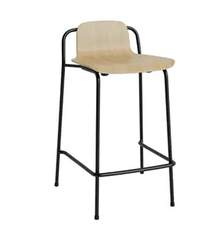 Barstol med lyst træsæde og sorte metalben, minimalistisk design.